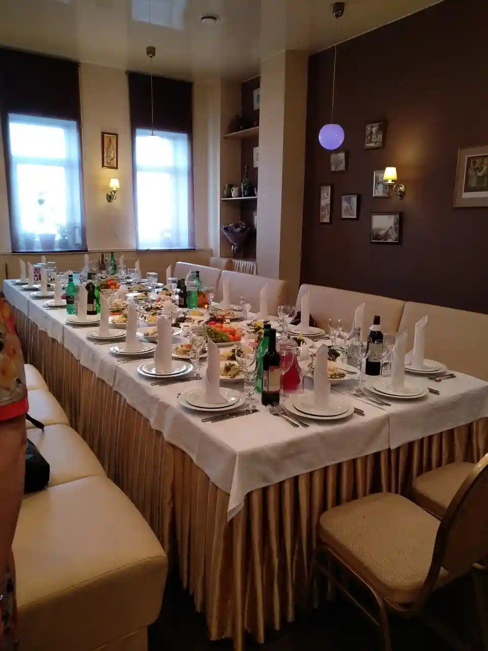 Зал с накрытыми столами